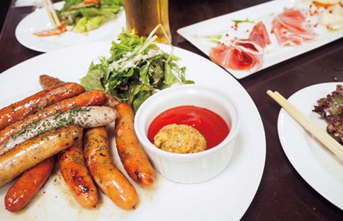 グルメを楽しみながらプロレス観賞!(画像はイメージ)。市内に店を構える「もつ焼き白星」も出店