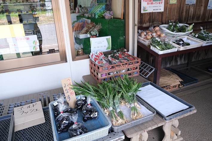 「おなりみるく工房」の店頭には、近隣の農家直納の鮮度抜群の野菜や果物も並びます