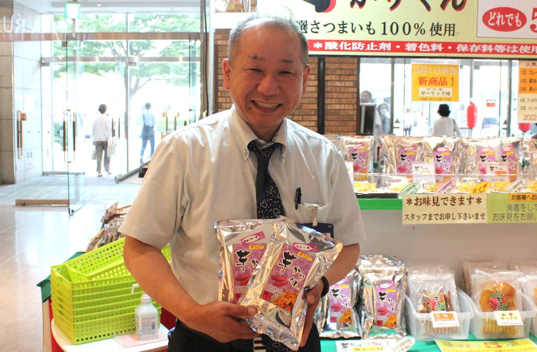 【ちいきの逸品】サツマイモの甘みと食感が病みつきに!ヘルシーでおいしいスナック菓子「芋かりくん」(國乃や)