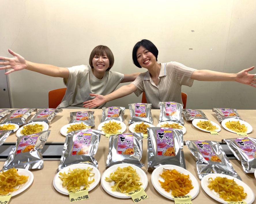 【ちいきの逸品】サツマイモの甘みと食感が病みつきに!ヘルシーでおいしいスナック菓子「芋かりくん」(國乃や)