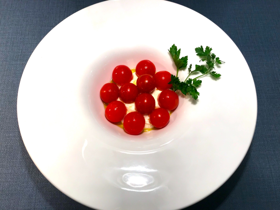 船橋市のワインバー ビストロベリーの自家菜園野菜プチぷよトマトとフレッシュチーズのカプレーゼ