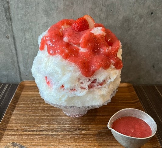 【柏市】一年中かき氷が味わえる店「八ヶ岳氷菓店 Cafe&Bar柏店」の生いちごのかき氷 