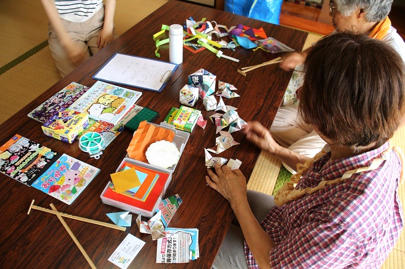 木更津市 親子応援サロン「なないろ」工作の様子