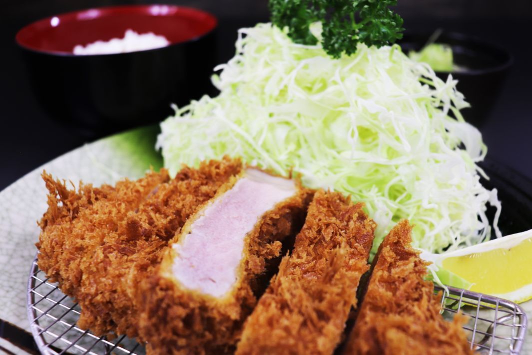 【美浜区幸町】食べ放題の手作りお総菜や最高級のトンカツが名物の老舗「梨果園＆丹乃蔵」