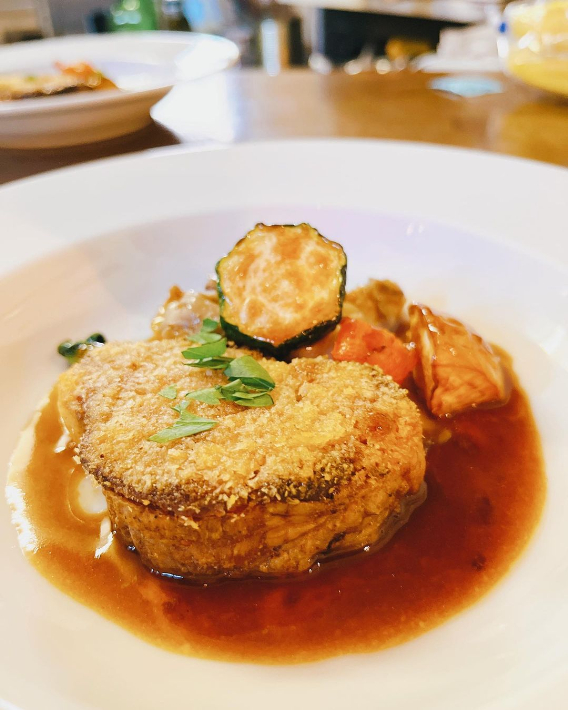 フランス食堂 Naruの豚肩ロース肉のマスタードパン粉焼き　バルサミコソース
