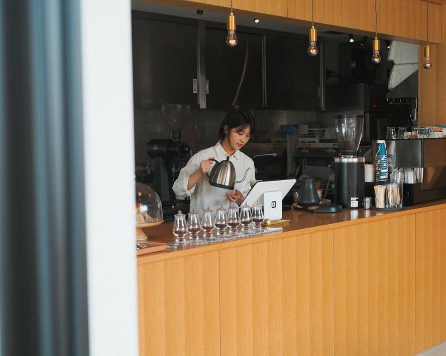 【高柳】サステナビリティを大切にコーヒー文化を紡いでいくロースタリーカフェ「ease coffee」