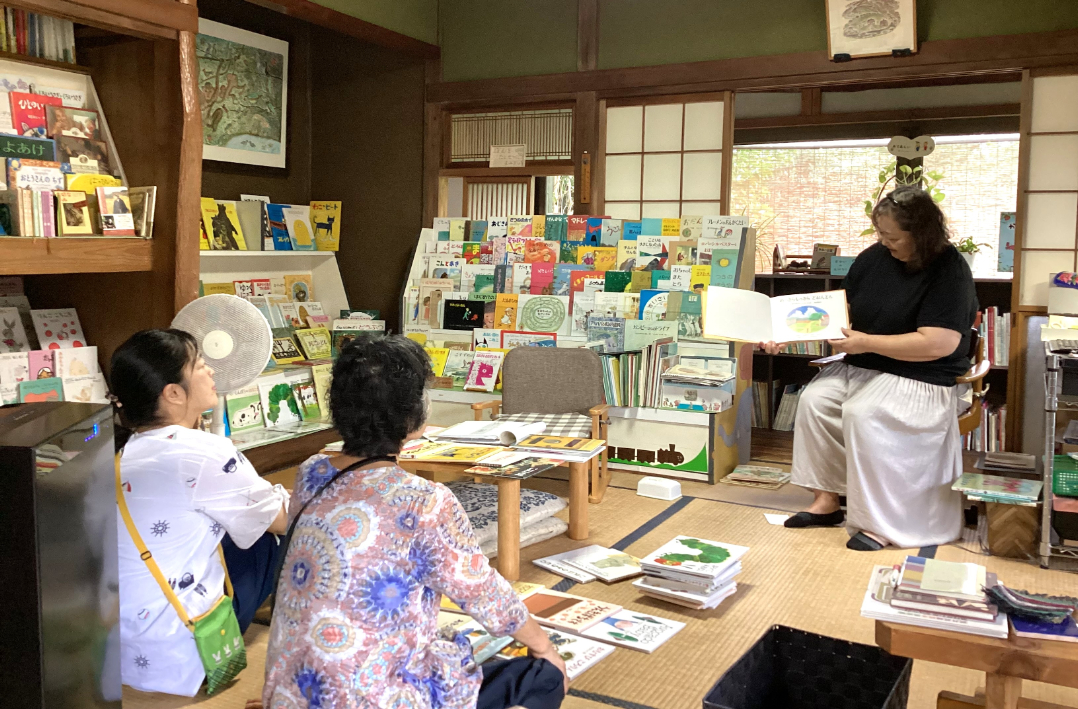柏市 晴れの里えほん文庫 読み聞かせの様子