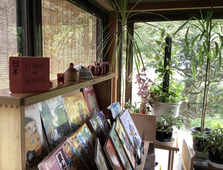 柏市 晴れの里えほん文庫 緑に囲まれた絵本たち