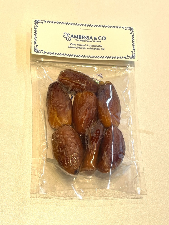 ラ・マリニエール柏の葉店で販売しているドライデーツ。「青カビチーズをデーツでサンドして食べるとおいしいですよ」（綿引さん）