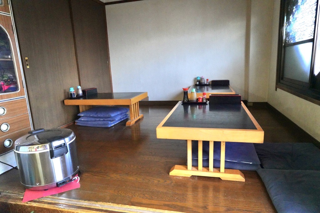 成田市 かねまつ食堂の内観