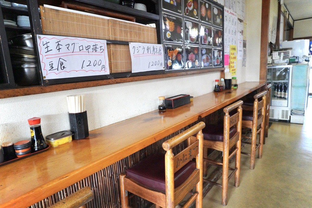 成田市 かねまつ食堂のカウンター