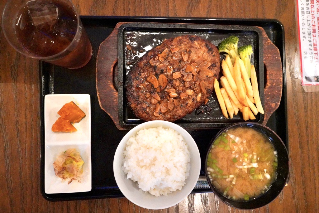 成田市 食堂わ楽のハンバーグ定食