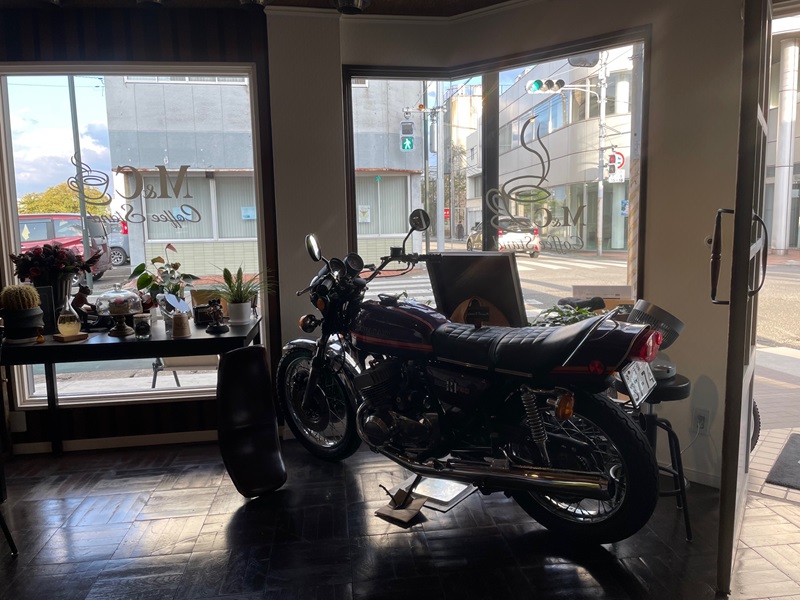 木更津市 M&C COFFEE STAND 店内に設置されているKAWASAKIの名車　MACH750