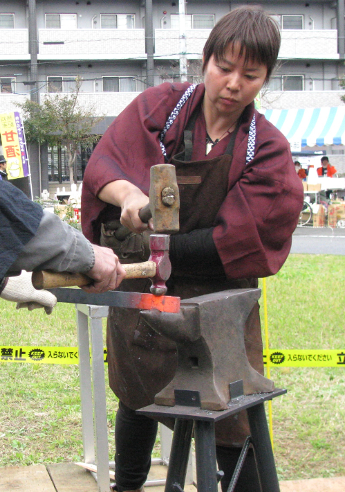 八千代市 第7回黒沢池のたたら祭 鍛造ワークショップの様子
