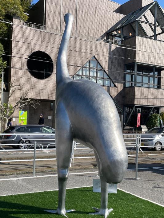 【我孫子市】でっかい鳥!高さ3.6メートル 鳥の博物館を見つめるジャイアント・モア