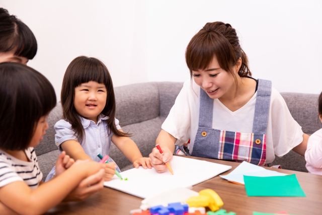 幼児教室の先生と子ども