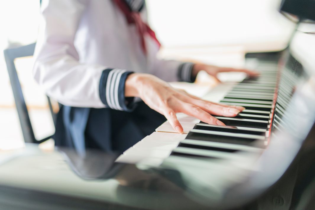 ピアノ教室でピアノを弾く女子高生