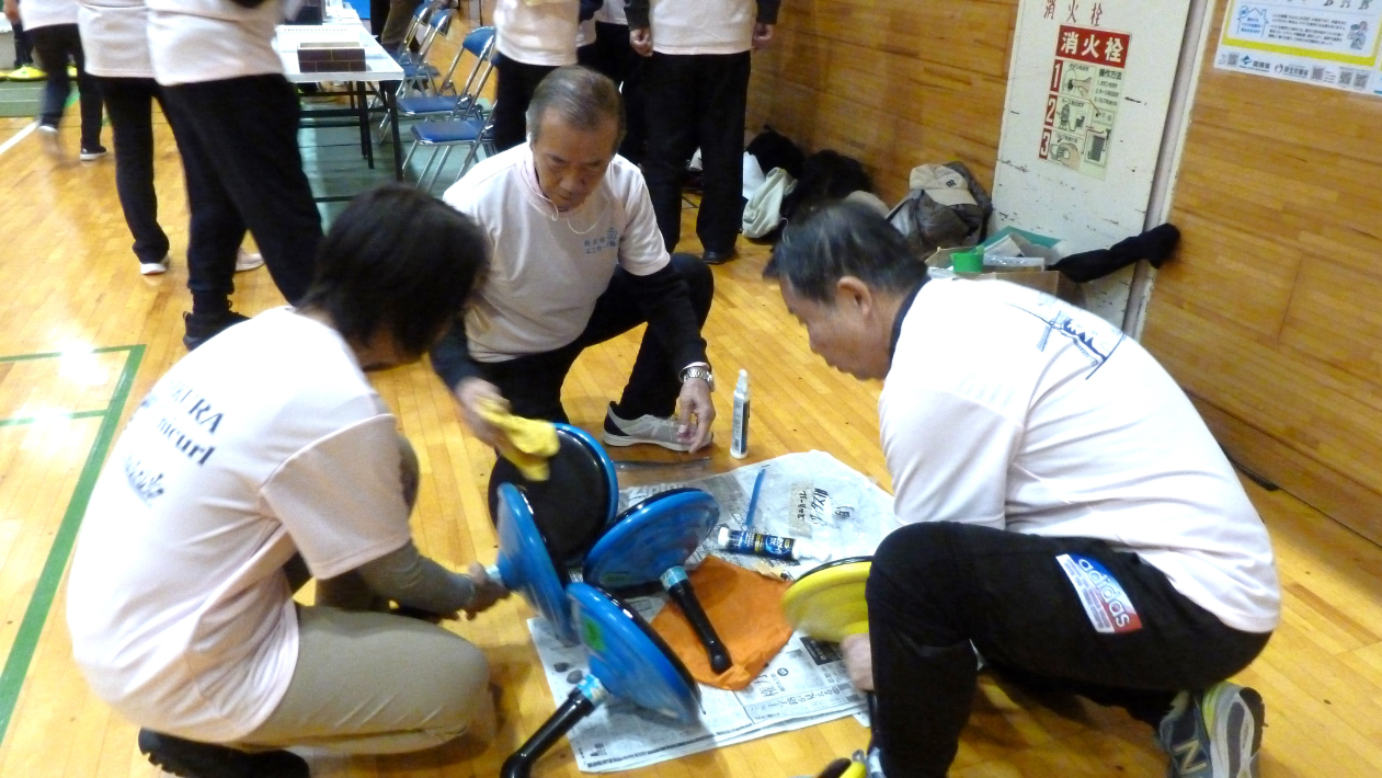 佐倉市ユニカール協会　ストーンにワックスがけをする様子
