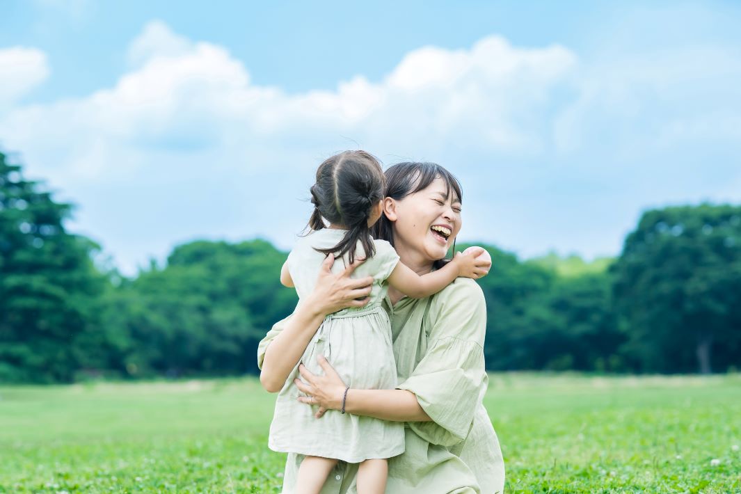 子どもを抱きしめる母