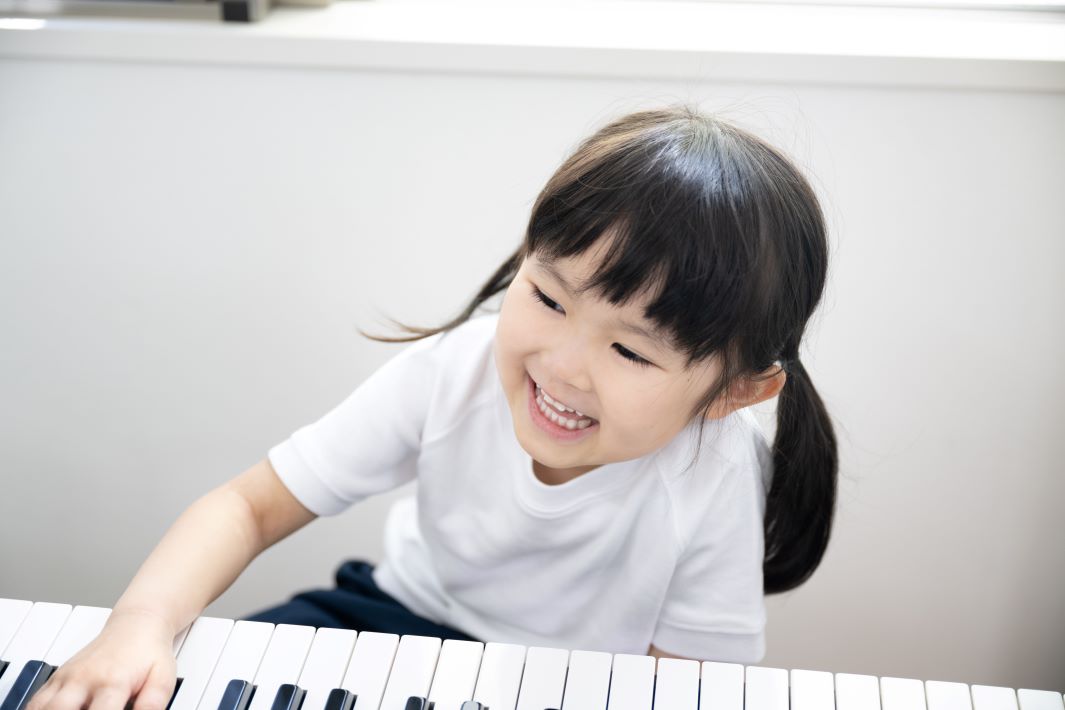 情操教育の一環でピアノを弾く女の子