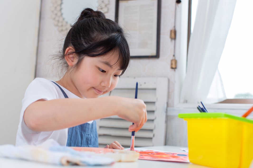 情操教育の一環で絵を描く女の子