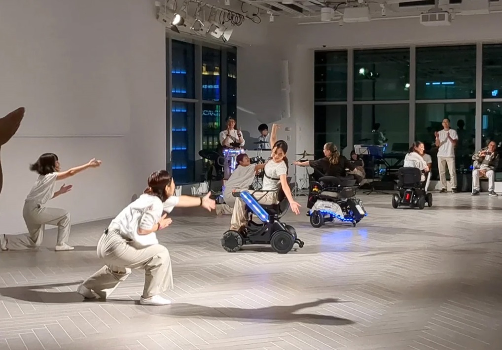 東北大学Smart Robots Design Lab.「ロボット車椅子ダンス」