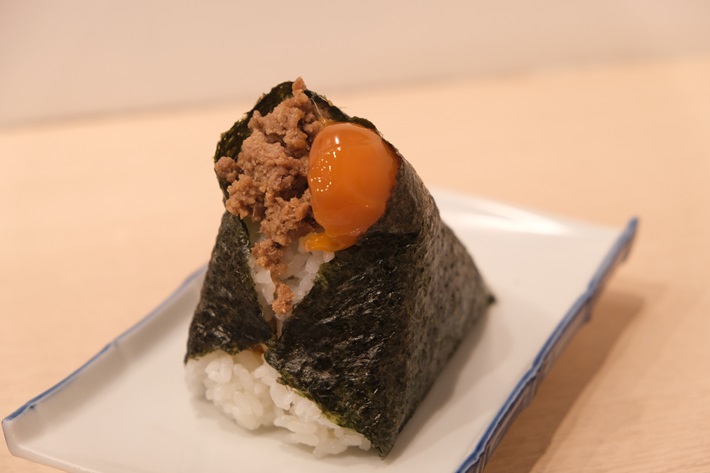 おにぎり家様　卵黄醤油漬け×肉そぼろ