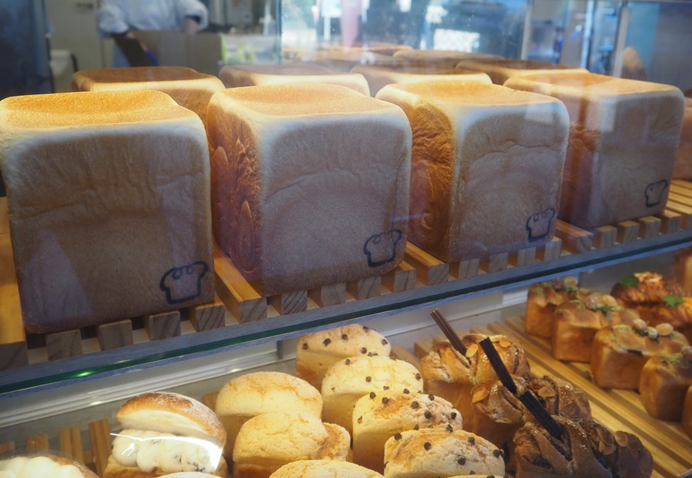 「本郷食パン　究極」（780円）。いかつめの名前とは裏腹に、かわいい焼き印がついた愛らしいフォルムです