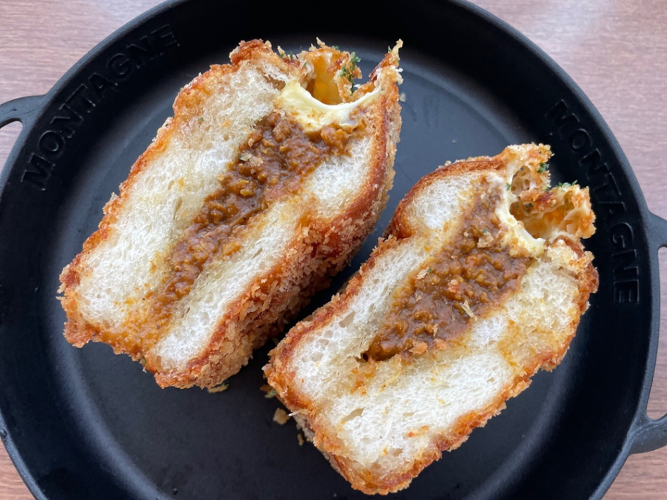 確かにカレールーたっぷり。のびるチーズまでトッピングされています