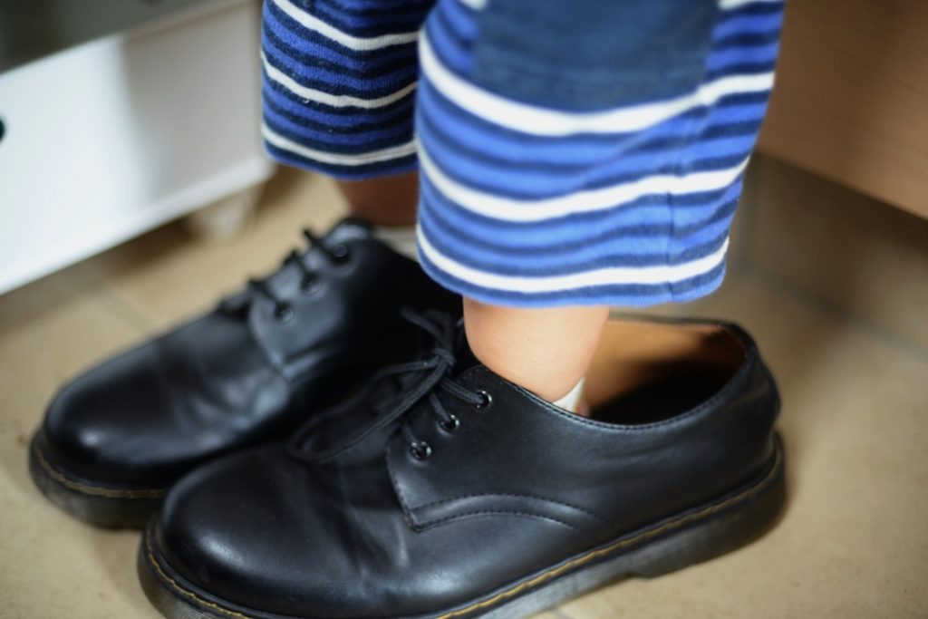 子どもの靴の選び方、買い替えのタイミングは？靴の専門家が解説！