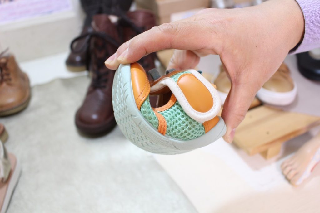 子どもの靴の選び方、買い替えのタイミングは？靴の専門家が解説！