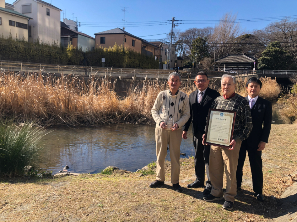 「坂川まちづくり市民の会」の曽宮さん(前列右)と中村さん(同左)、後列は市河川清流課の職員