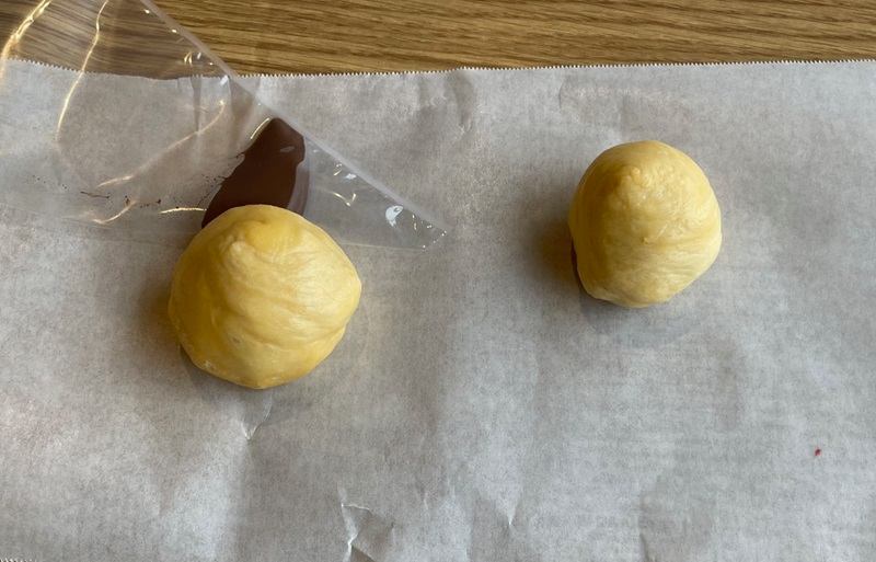 ▲後は焼くまで、というところまで準備されたくりーむパンの生地を、好きな形に成形していきます