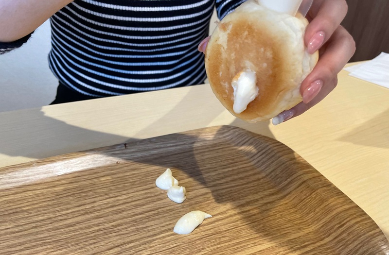 パンからはみ出すクリーム
