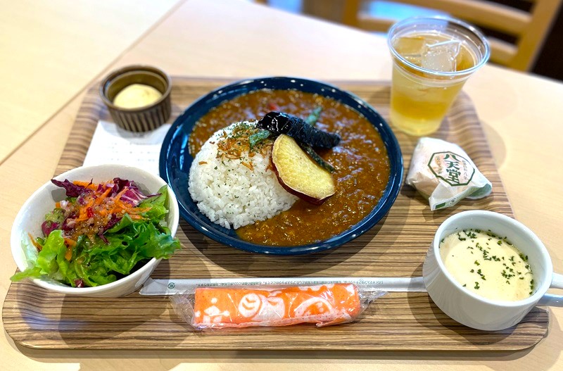 「10種のスパイスカレー 八天堂特製カスタードくりーむ添え」(セット1,950円)