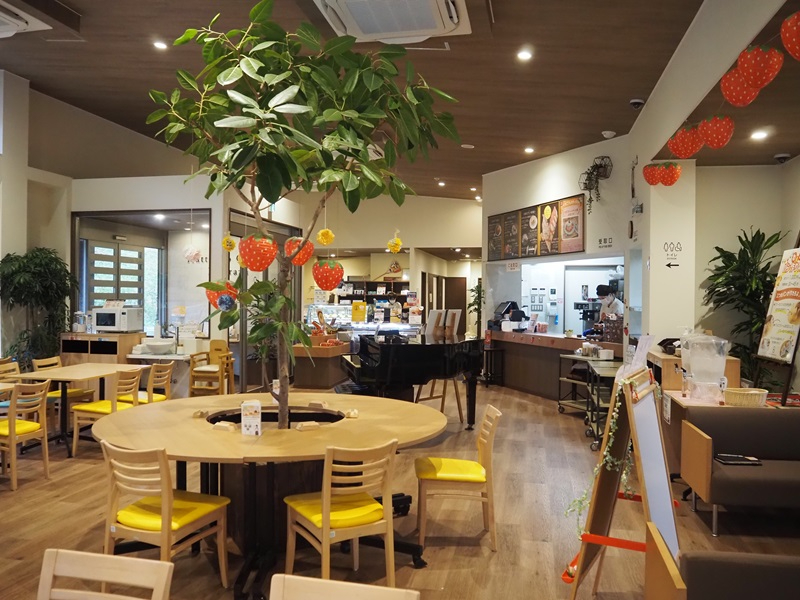 八天堂カフェきさらづの明るくきれいな店内