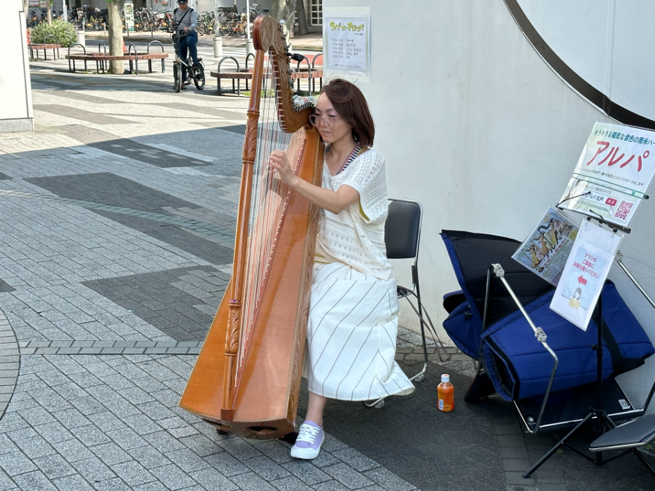 ライブオンアビシルベでハープを弾く女性