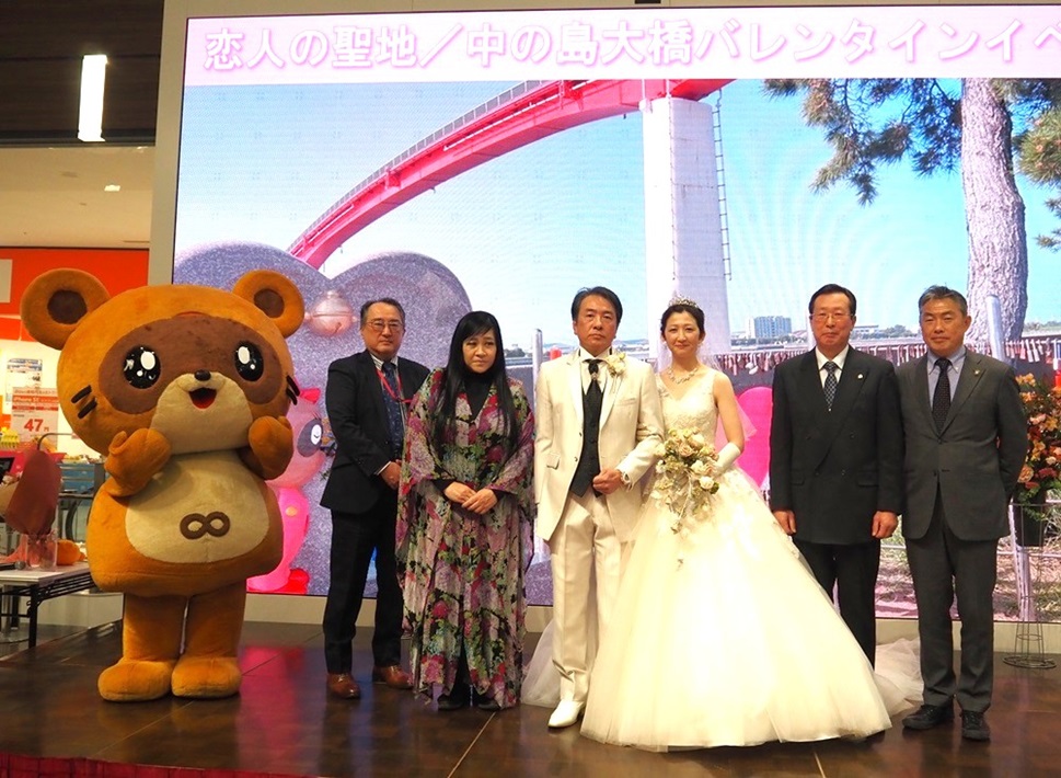 中の島大橋バレン タインイベント 望月さんご夫婦（中央）