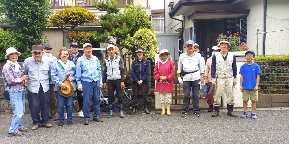 除草作業に集まった南柏本州団地自治会の皆さん
