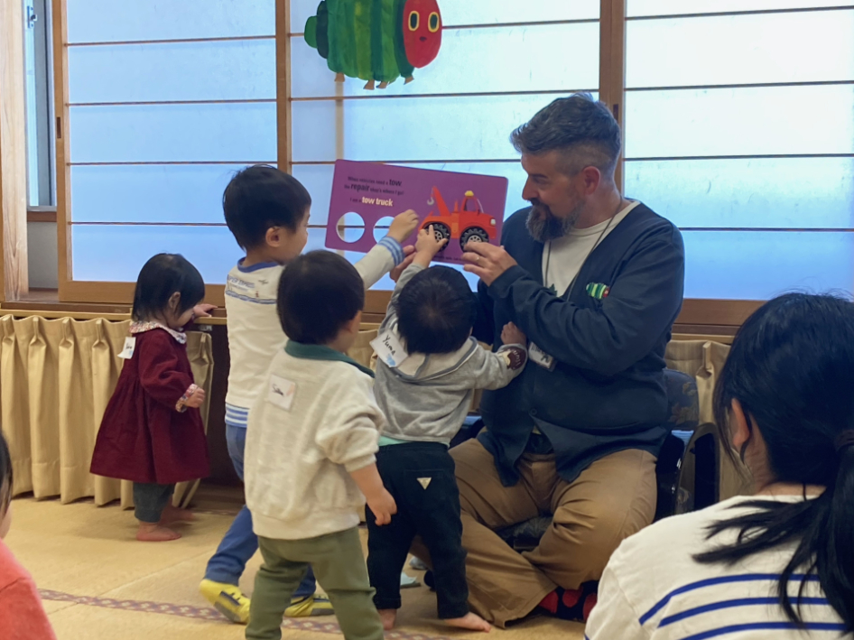 タイヤがくるくる回る仕掛けに夢中!「歩き回っても温かく見守ってくれる雰囲気がうれしい」と参加者の声