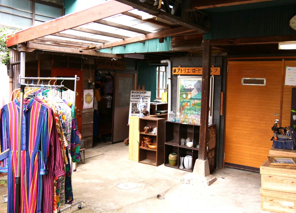 アート作品や素敵なお洋服が並ぶ