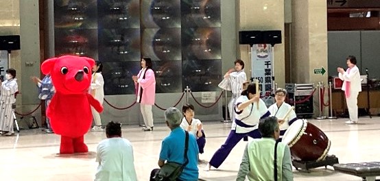 チーバくんと一緒 に、東葛飾6市の盆 踊り