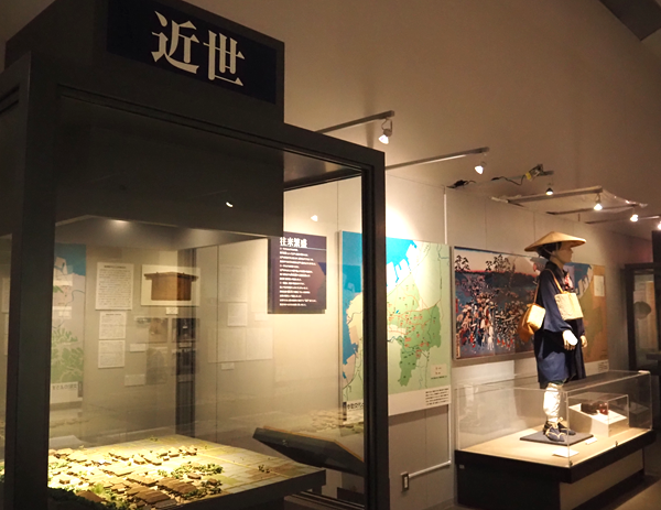 現代から近世、古代へとさかのぼって資料を展示(袖ケ浦市郷土博物館)