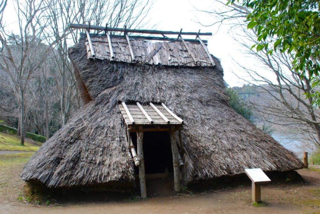 実際に入れる竪穴住居で古代人気分(袖ケ浦市郷土博物館)
