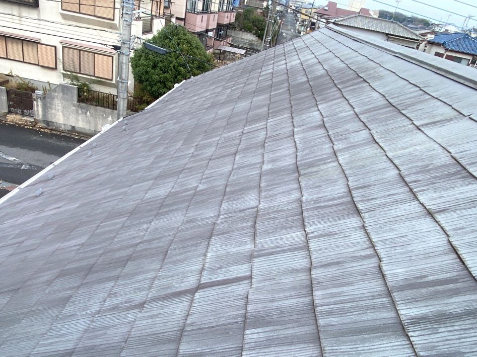 紫外線の影響などで劣化が進んだ屋根