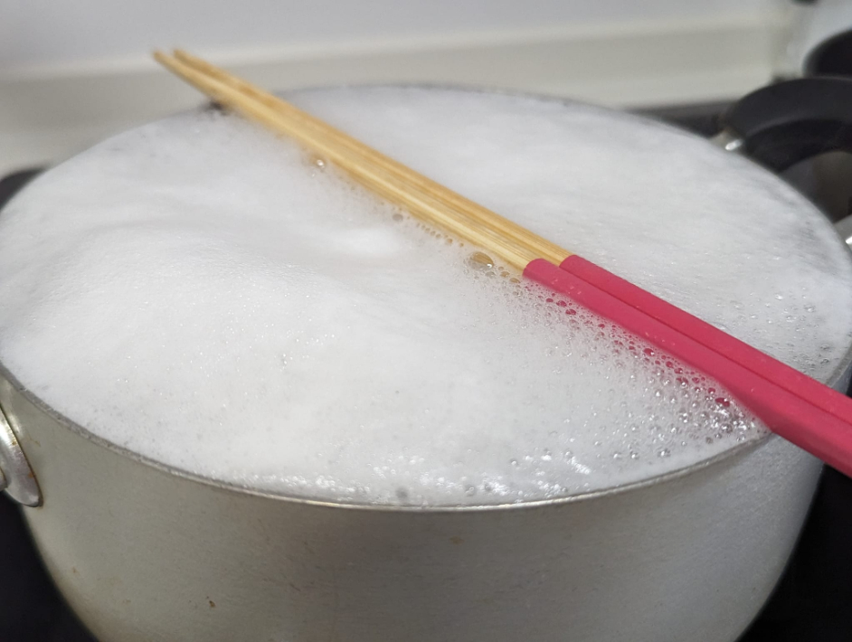 菜箸が鍋の縁にかかるようにするのがポイント