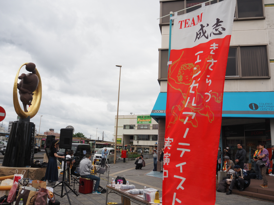 路上パフォーマンスの場所はきぬ太像前がメイン