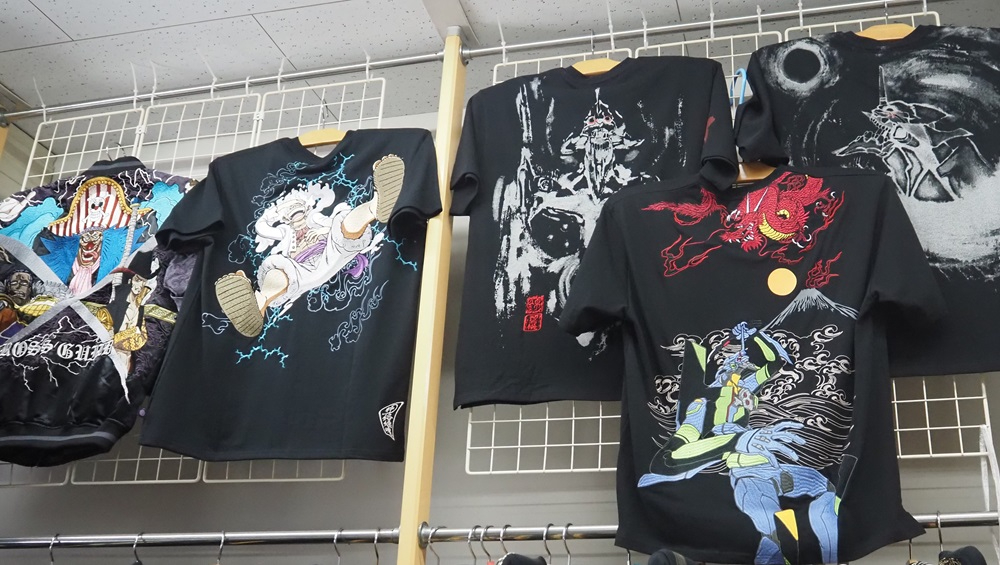 アニメキャラを刺しゅうしたTシャツやスカジャン