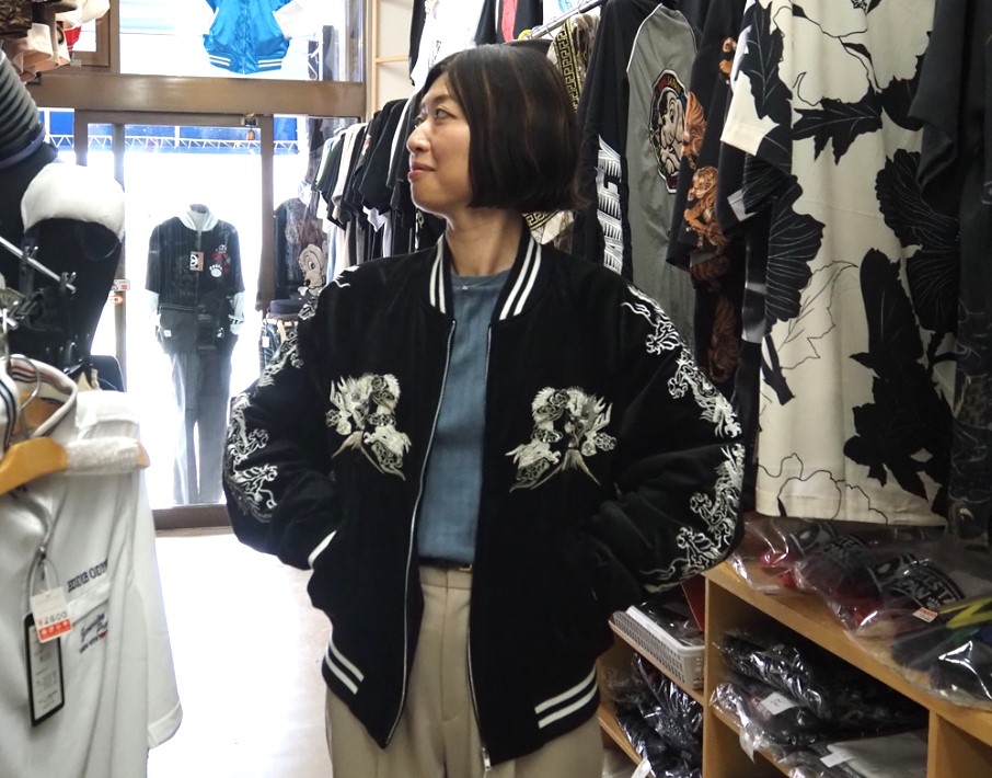 黒いスカジャンを着た女性
