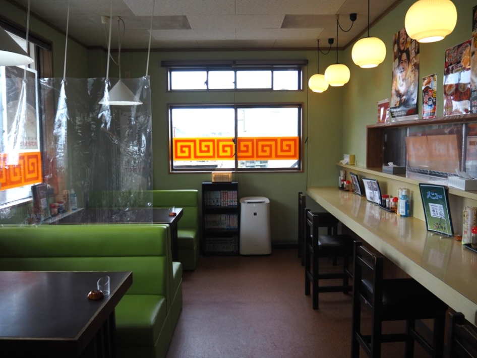 大衆中華ホサナ店内。カウンターにテーブル席、座敷席があります